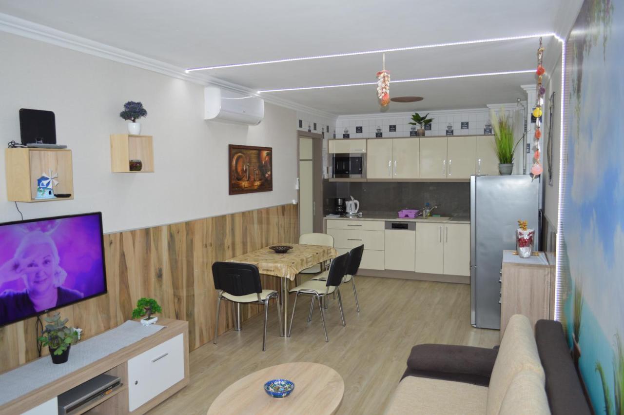 Siofok Ezuestpart Granada Koezvetlen Vizparti Premium Apartman Bagian luar foto